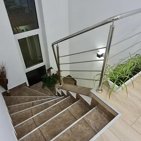 Melux Airport House